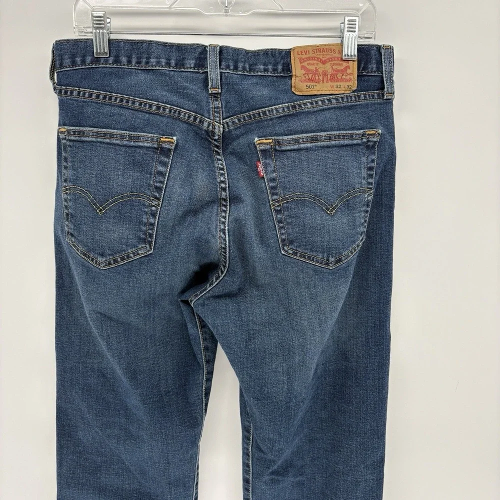 Levi's 501 Jeans Blue Medium Wash Straight Leg Button Fly Men 32X32 Fits (32X31)